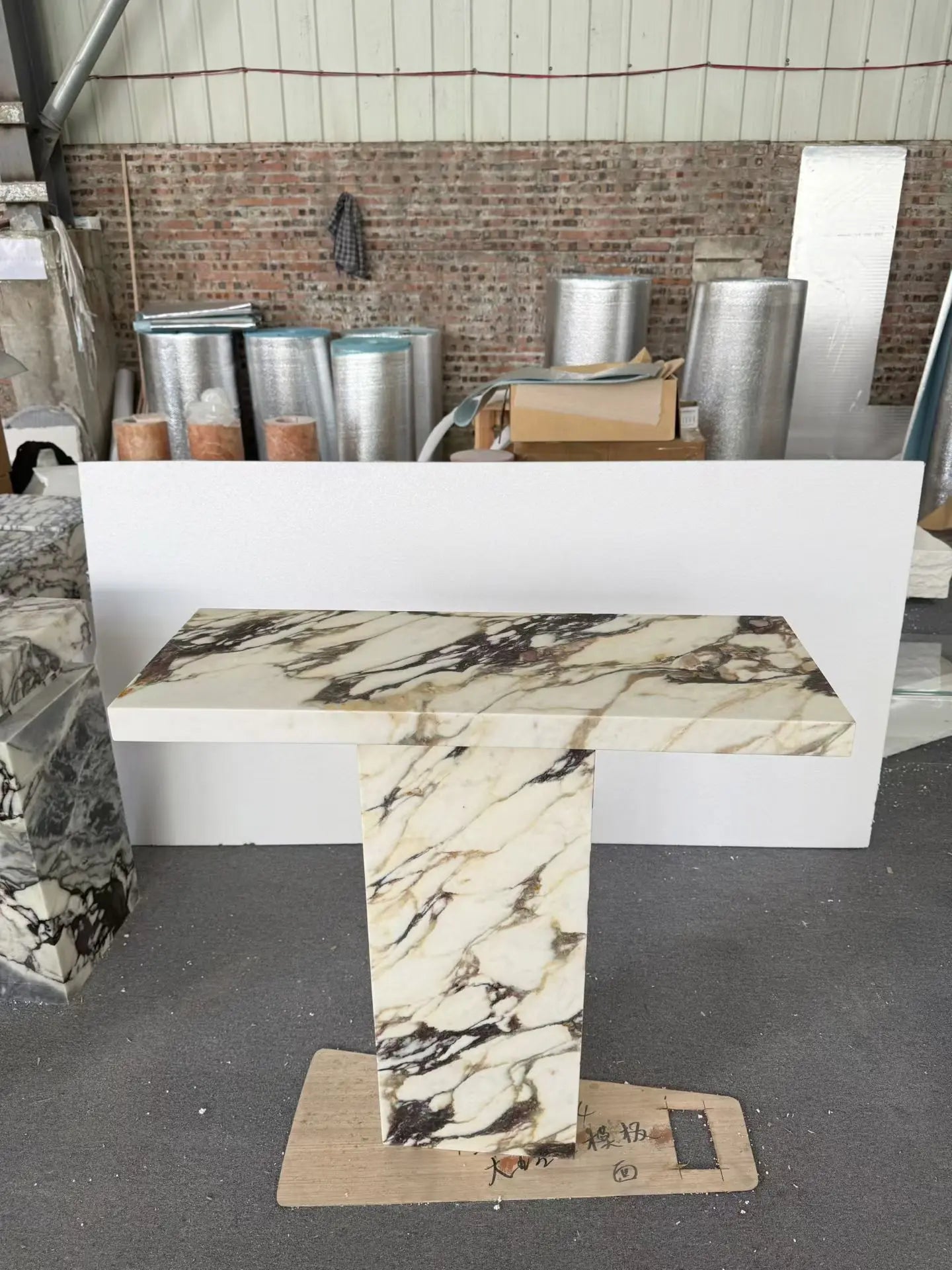 Top Surface View: High-Contrast Calacatta Viola Veining | LuxuryMarbleHome